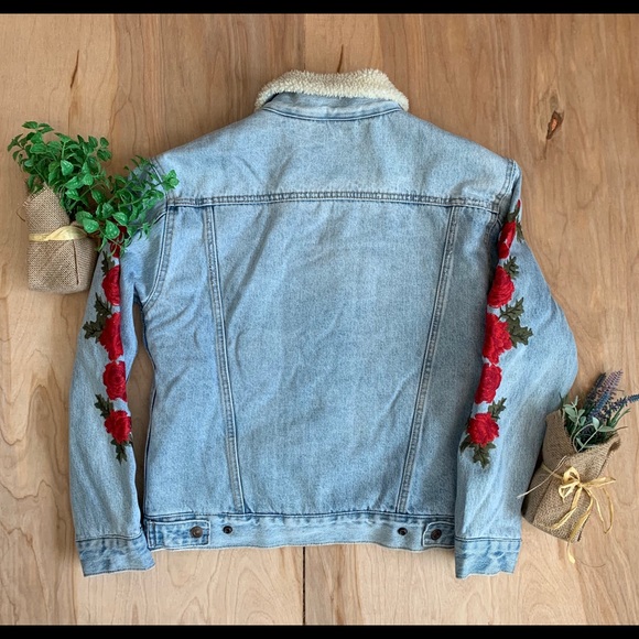 ✅SOLD Levi’s Sherpa Rose Embroidered Denim Jacket - Picture 8 of 8